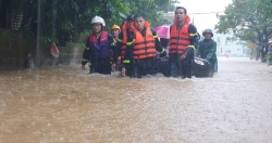 Kịp thời giải cứu toàn bộ giáo viên, học sinh khi nước lũ bủa vây trường