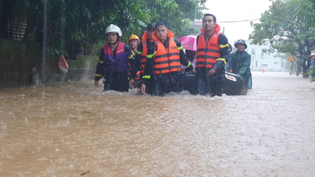 Kịp thời giải cứu toàn bộ giáo viên, học sinh khi nước lũ bủa vây trường - 2