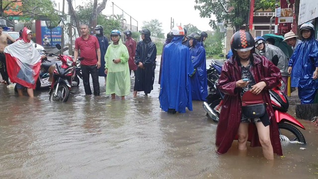 Kịp thời giải cứu toàn bộ giáo viên, học sinh khi nước lũ bủa vây trường - 3