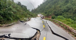 Quốc lộ trước đồn biên phòng bị "xé toang", nhiều người nhập cảnh mắc kẹt