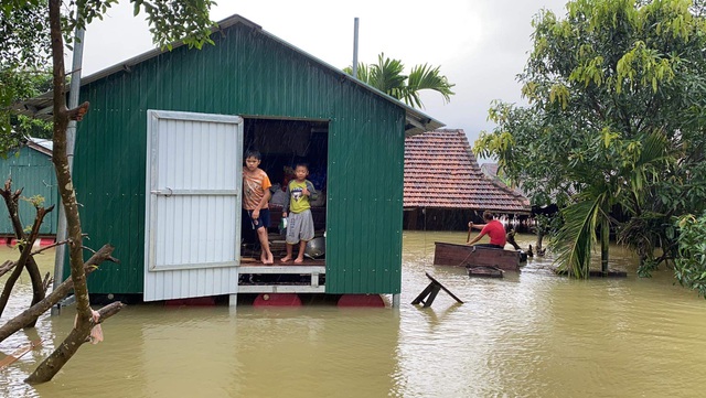 Những nhà phao diệu kỳ cứu người dân vùng rốn lũ trong cơn “đại hồng thủy” - 2