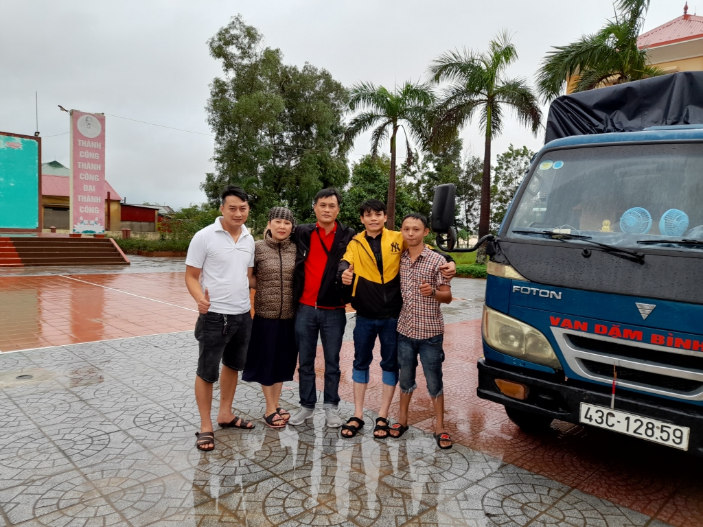 Hội bạn hữu đường xa ở Hội An vận chuyển hàng cứu trợ miễn phí cho Báo Tuổi trẻ Thủ đô từ Dà Nẵng tới Quảng Trị