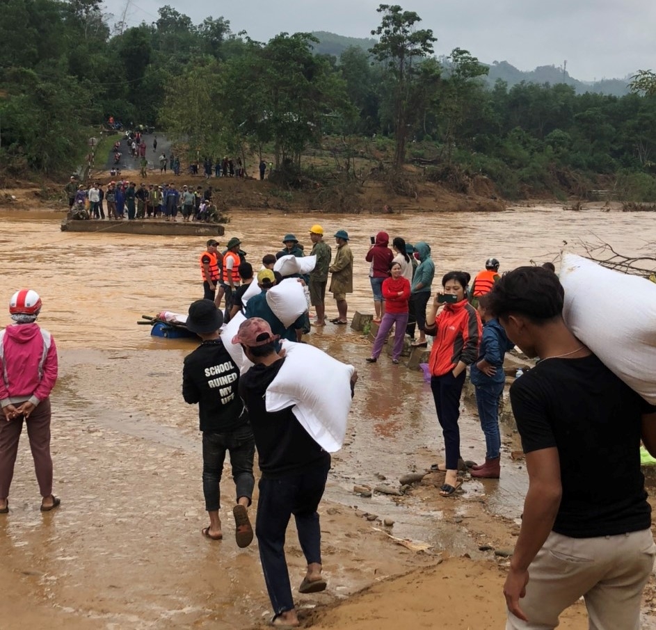 Các đoàn thiện nguyện cứu trợ cho người dân ở những vùng bị cô lập tại Quảng Trị