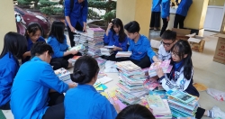 Nghệ An: Quyên tặng hàng nghìn bộ SGK, vở viết cho học sinh vùng lũ