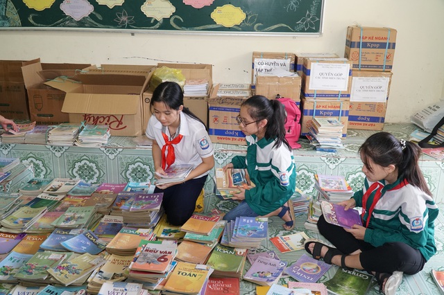 Nghệ An: Quyên tặng hàng nghìn bộ SGK, vở viết cho học sinh vùng lũ - 2