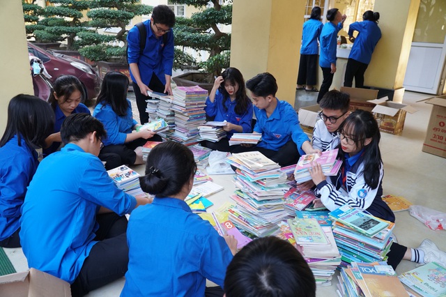 Nghệ An: Quyên tặng hàng nghìn bộ SGK, vở viết cho học sinh vùng lũ - 3