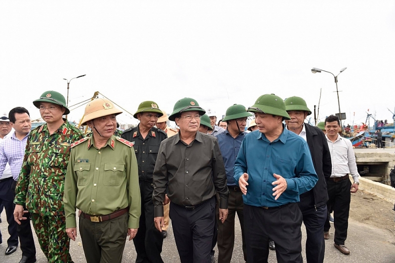Phó Thủ tướng Trịnh Đình Dũng chỉ đạo ứng phó bão số 9 tại địa phương