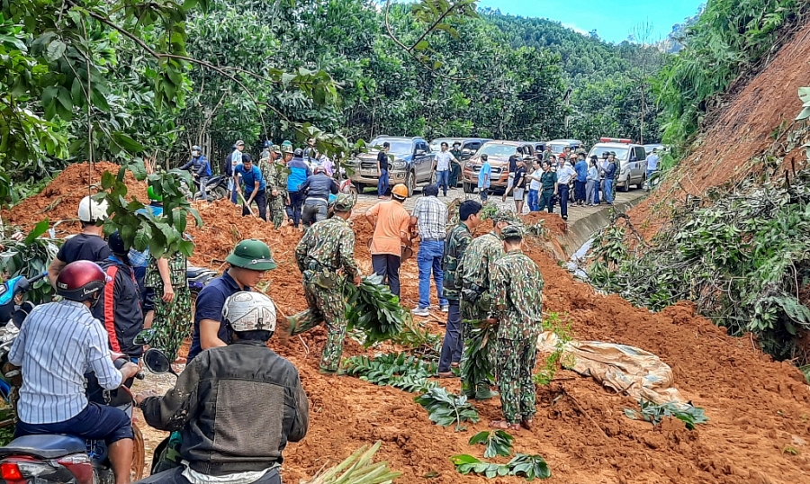 Quảng Nam: Cứu sống được 33 người, tìm thấy 6 thi thể, còn 13 người mất tích trong vụ sạt lở ở Trà Leng