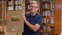Bill Gates khoe nút vàng sau 7 năm chơi YouTube