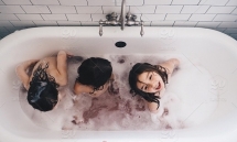 2 tác hại khi bố mẹ "hồn nhiên" gần gũi con