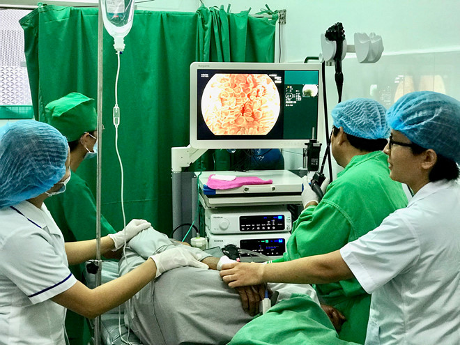 5 phút cứu sống bệnh nhân ói ra hơn lít máu tươi 5 phút cứu sống bệnh nhân ói ra hơn lít máu tươi