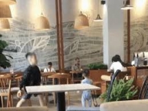 Trẻ ném nhau, phá phách trong quán: Cha mẹ không dạy sao đổ thừa cho con?