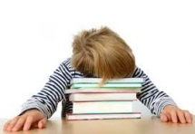 Cha mẹ than trời khi trẻ không tự giác học bài: Lỗi tại ai?