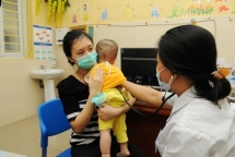 Chuyên gia Nhi khoa lên tiếng về "vi rút lây bệnh cho trẻ qua những... nụ hôn"