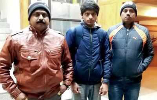 thanh nien ngam thia vang tron nha di rua bat thue