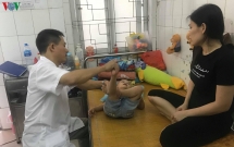 cau be 4 tuoi chiu cham cuu 50 mui kim moi ngay de biet di de di hoc