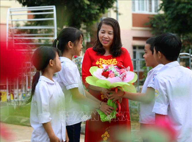 Người "vá" tâm hồn cho những đứa trẻ có "H" co giao va tam hon cho nhung dua tre co h