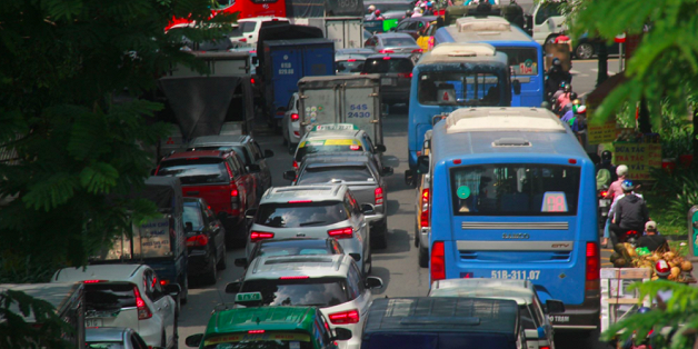 Cửa ngõ sân bay Tân Sơn Nhất kẹt cứng, nhiều hành khách xuống xe đi bộ