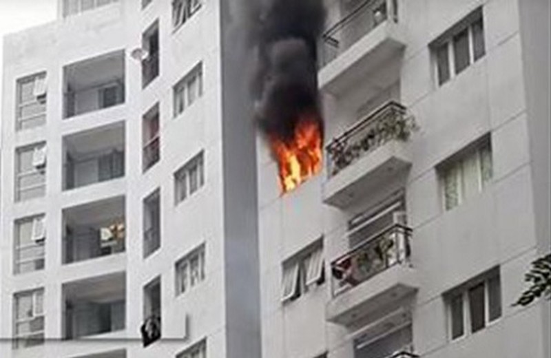 Hà Nội: Cháy lớn ở khu tái định cư Hoàng Cầu, khói bốc cao hàng chục mét