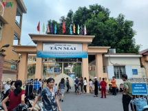 nhieu hs truong tieu hoc tan mai non dau bung dong loat nghi om