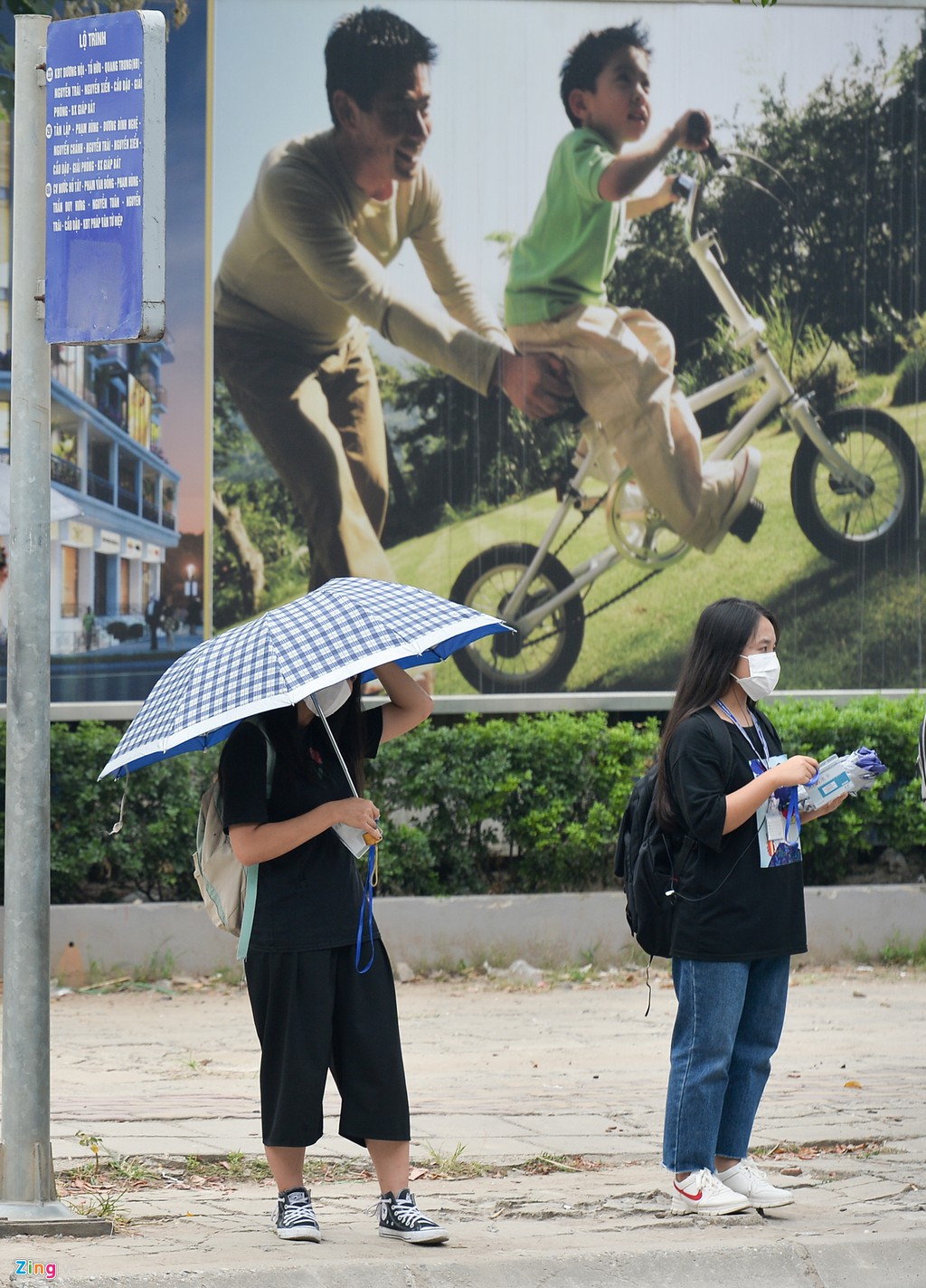 khoi xe bui duong bua vay nguoi ha noi