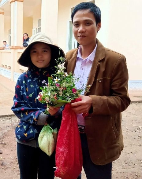 Học sinh tặng giáo viên hoa dại, gạo nếp và mía nhân ngày 20/11