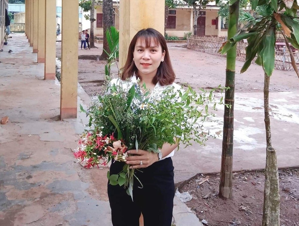 Học sinh tặng giáo viên hoa dại, gạo nếp và mía nhân ngày 20/11