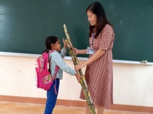 Học sinh tặng giáo viên hoa dại, gạo nếp và mía nhân ngày 20/11