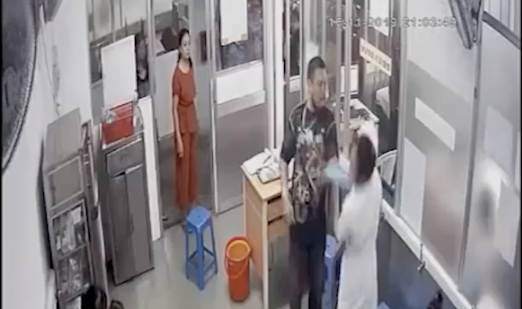 Vụ nữ điều dưỡng Bệnh viện Nhi Đồng 1 bị đánh: Tạm đình chỉ một nữ hộ sinh