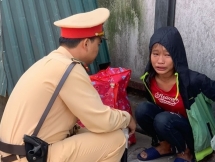 CSGT Hà Nội giúp bé gái về với gia đình tại Thanh Hoá