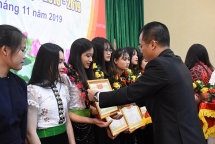 Tuyên dương những học sinh dân tộc vượt khó học giỏi