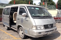 Ba học sinh văng khỏi ô tô do chốt cửa tự chế