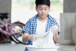 Tránh bi kịch nuôi con trong "lồng ấp", cha mẹ Việt có dám buông tay?