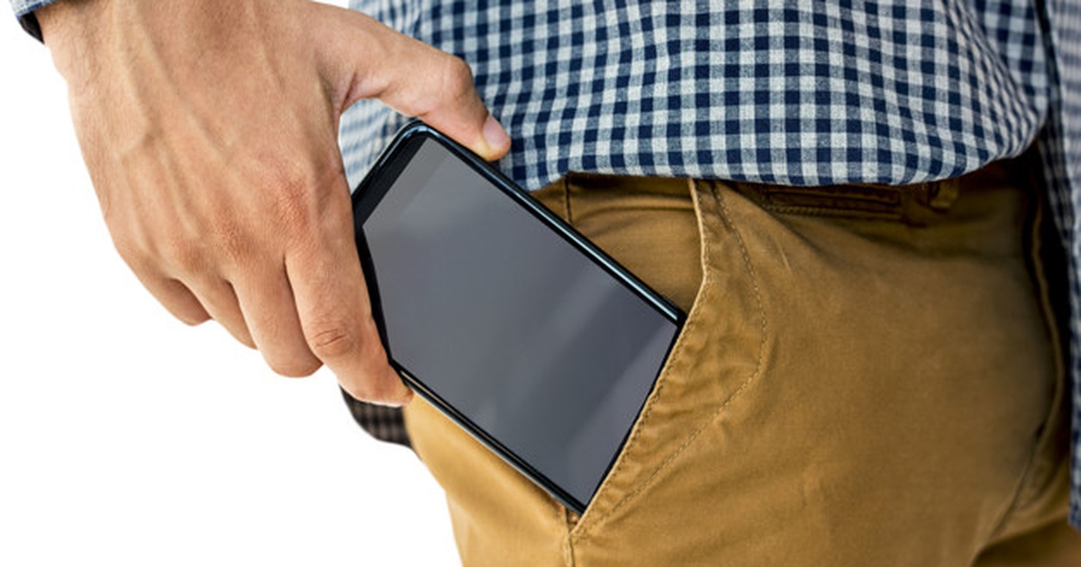 Để điện thoại trong túi quần khiến quý ông bị “yếu”?