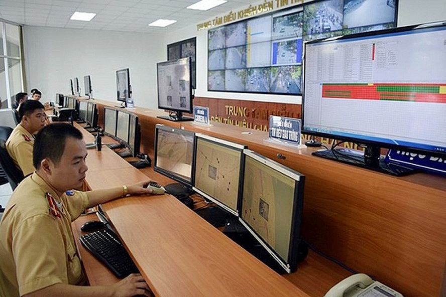 Hệ thống camera giám sát giúp lực lượng chức năng tại Trung tâm Điều khiển giao thông thành phố Hà Nội phát hiện những trường hợp vi phạm để xử lý