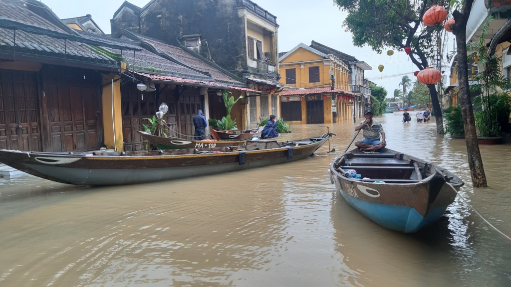 Quảng Nam: Phố cổ Hội An chìm trong biển nước lũ