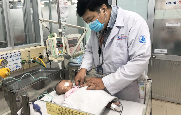 Trẻ sơ sinh nguy kịch do người lớn bất cẩn, chăm sai cách