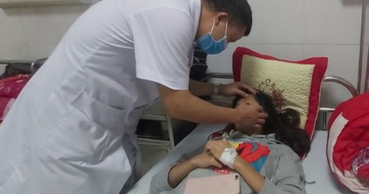 Nữ sinh lớp 8 bị bạn đánh hội đồng: Đau đầu, chóng mặt do chấn động về não