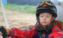 Bắt con cởi trần dưới tuyết, đi bộ qua sa mạc để thành tài