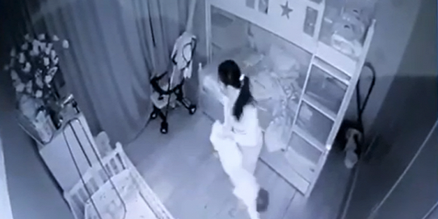 Phẫn nộ clip giúp việc xách ngược chân bé gái 13 tháng tuổi, quăng đi quăng lại như món đồ