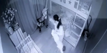 Phẫn nộ clip giúp việc xách ngược chân bé gái 13 tháng tuổi, quăng đi quăng lại như món đồ