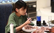 Cô gái bị các nhà hàng từ chối vì ăn quá nhiều