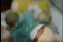 Chồng quăng quật con gái hơn 1 tuổi, quay clip dằn mặt vợ