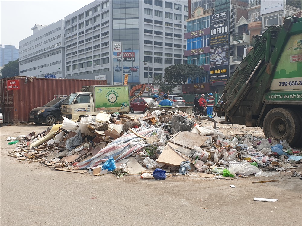 Rác thải xây dựng ngổn ngang tại nút giao Vương Thừa Vũ – Trường Chinh – Ngã Tư Sở (Thanh Xuân, Hà Nội). Ảnh: TG.