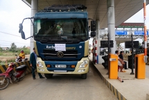 tram bot bi tai xe phan doi trong ngay dau thu phi