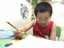 Mới học chữ hơn 3 tháng, trẻ lớp 1 đã toát mồ hôi ôn đề cương hàng trang A4