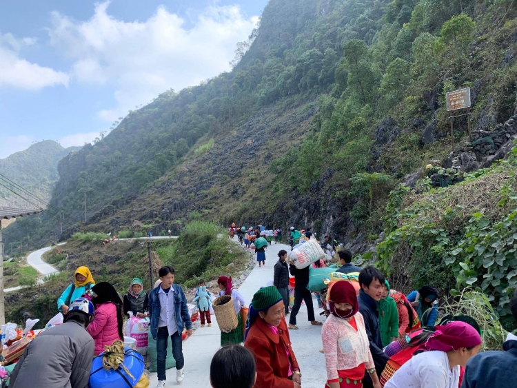 nhom thien nguyen nhip cau yeu thuong dua tet ve vung cao