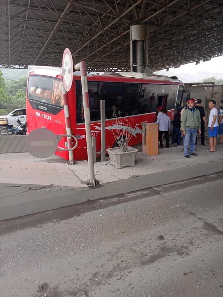 xe o to lao thang vao tram thu phi o thanh hoa 5 nguoi bi thuong nang