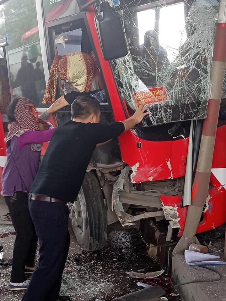 xe o to lao thang vao tram thu phi o thanh hoa 5 nguoi bi thuong nang