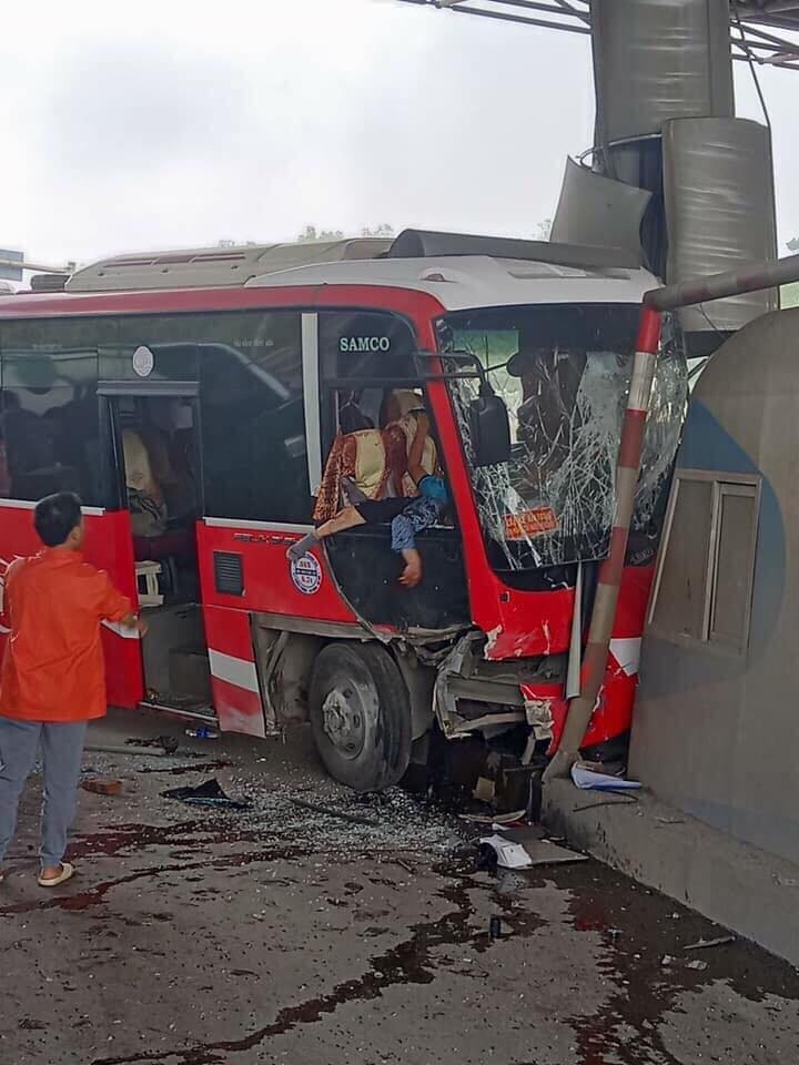 xe o to lao thang vao tram thu phi o thanh hoa 5 nguoi bi thuong nang